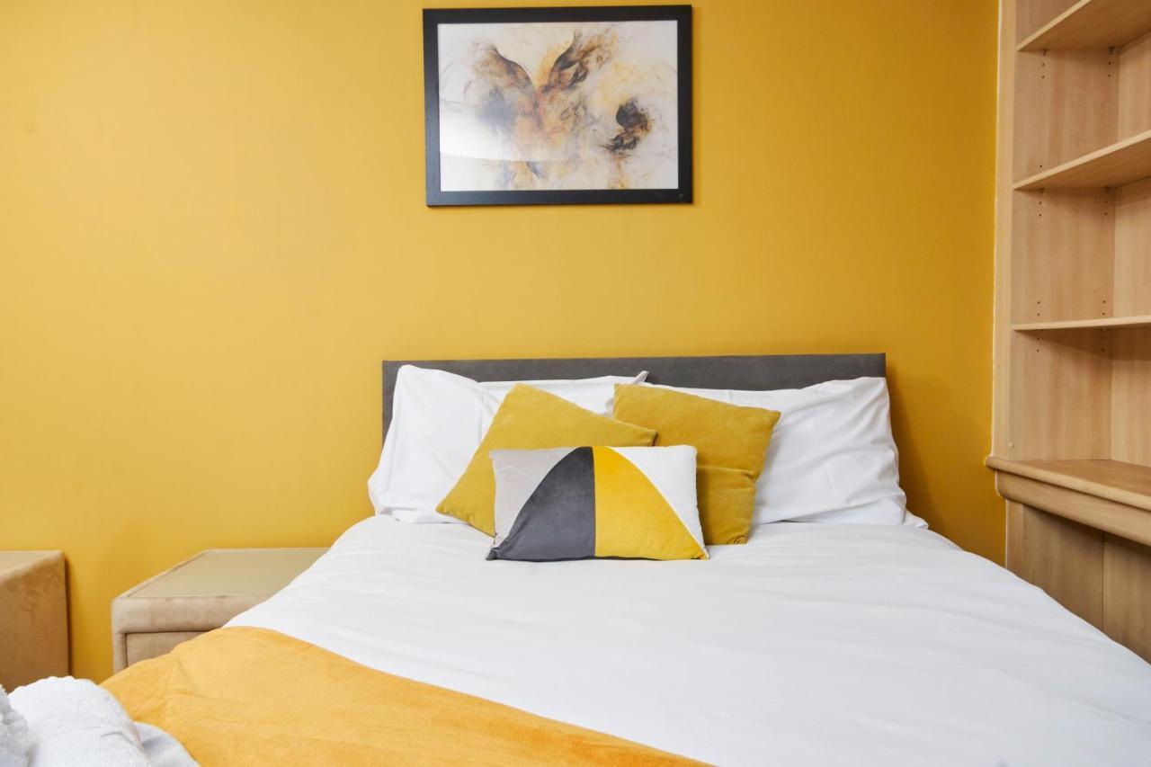 Stylish Manchester Gem - Sleeps 10! Екстер'єр фото